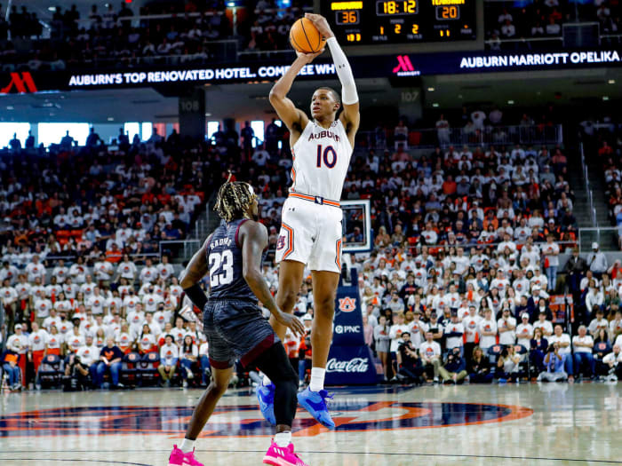 Auburn's Jabari Smith shoots a jumper